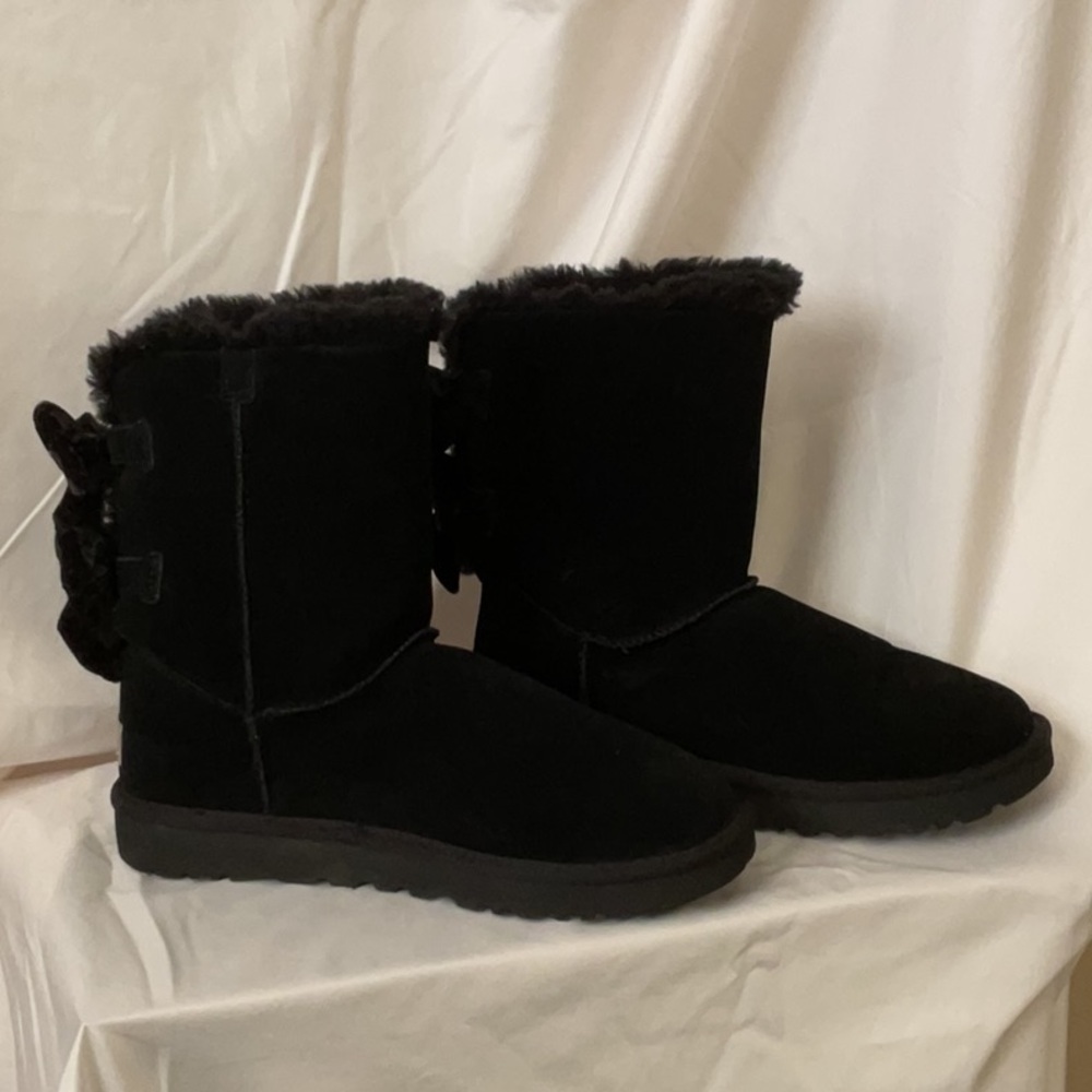 UGG Bailey Bow Crushed Velvet Size 9 US Black (Gently Used)